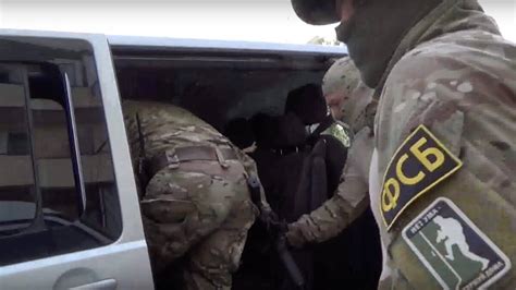 В Севастополе девушку заставили извиняться за желто-голубые подушки и ...