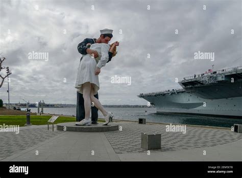 Besando la estatua del marinero Puerto de San Diego También conocido