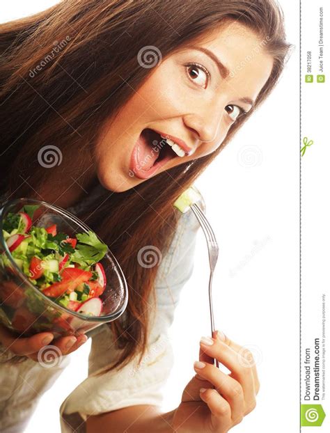 Mulher Feliz Nova Que Come A Salada Foto De Stock Imagem De Fresco