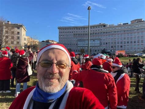 Torino Il Raduno Dei Babbi Natale Davanti Allospedale Regina