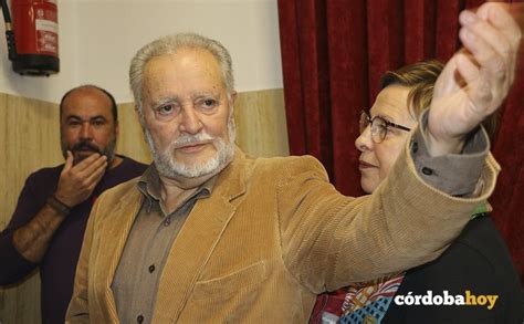 Julio Anguita continúa ingresado en la UCI del Reina Sofía estable