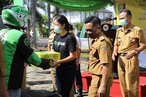 Gojek Bantu Distribusikan Paket Sembako Antisipasi Persebaran Covid