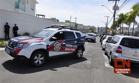 Motorista Percebe Ladr Es No Interior Da Casa Engata R E Joga Carro