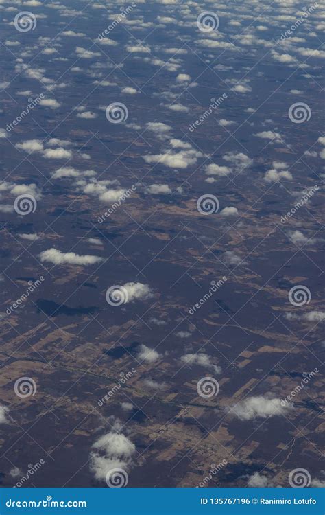 El Volar Sobre Las Nubes Visión Desde El Aeroplano Foco Suave Foto de