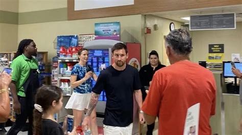 Lionel Messi fue al supermercado con sus hijos y se sacó fotos con la gente