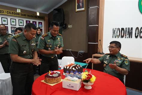 Peringati Ulang Tahun Ke Danrem My Bawa Kue Ke Kodim