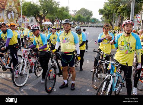 Les Gens Prennent Part La Bike Pour Papa Bangkok Le Prince Maha