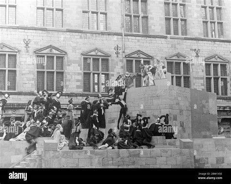 Lawrence Olivier Hamlet Black And White Stock Photos And Images Alamy