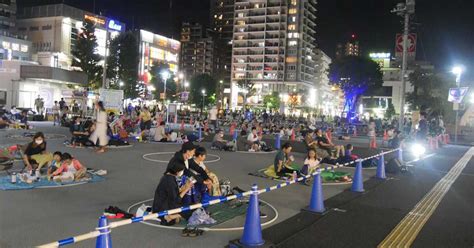 【フォトギャラリー】夜空の下で「ねぶくろシネマ」再開 東京・調布駅前で野外上映会 産経ニュース