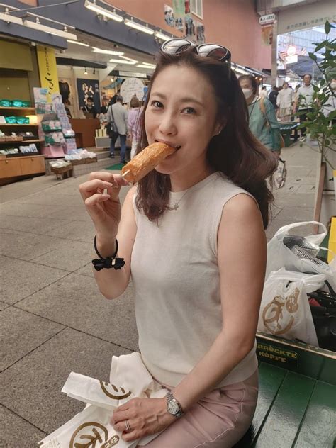 多田有花 Yuuka Tada On Twitter 一枚目：テーマは意味不明 二枚目：商店街で海老マヨ天を食べてる人 三枚目：何かを必死で撮ってる人 四枚目：暑くてカフェラテの氷が早く