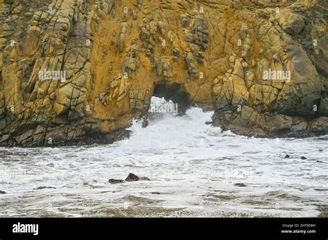 Keyhole Rock at Pfeiffer Beach in Big Sur Stock Photo - Alamy