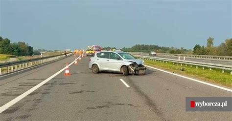 Tragiczny Wypadek Na Autostradzie A Pasa Erka Wysz A Z Auta Potr Ci