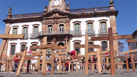 V Deo Manifestantes Carregam Cruzes Em Protesto Contra Mortes Por