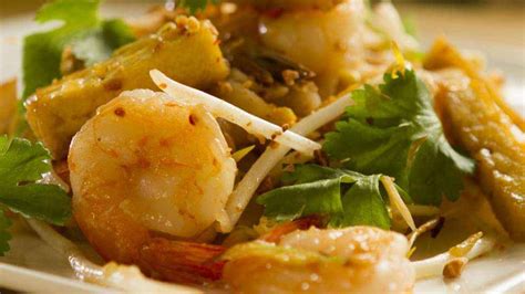 Pad Thai Noodles With Shrimp - Easy Meals with Video Recipes by Chef ...