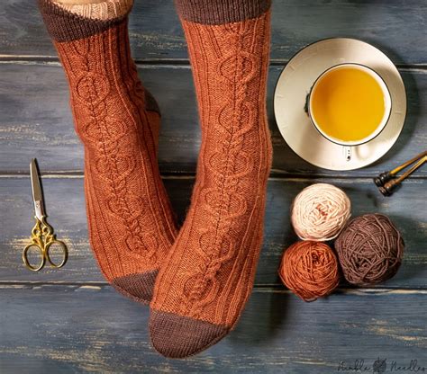 Stylish men's cable knit socks [Free knitting pattern]