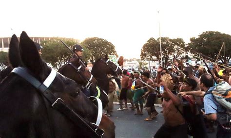 Índios E Manifestantes Entram Em Confronto Com Policiais Em Brasília