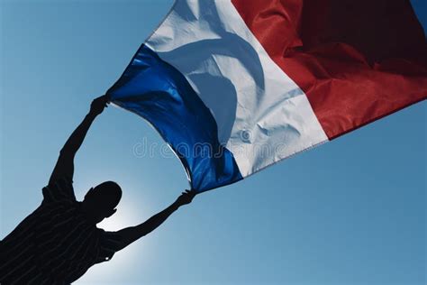 Man Zwaait Met Een Franse Vlag Op De Wind Stock Foto Image Of Blauw