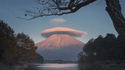 UFO Lampshade An Amazing Lenticular Cloud Hovers Over Japans Mount Fuji