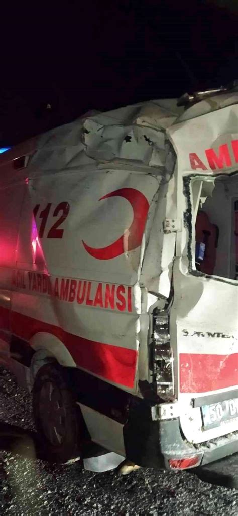 Hasta taşıyan ambulans buzlanma nedeniyle kaza yaptı 1 yaralı Son Dakika