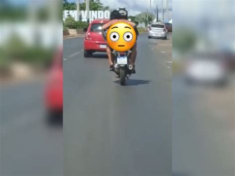 Vídeo Curvas ausentes Desinibida da rabeta é pega só de lingerie na moto