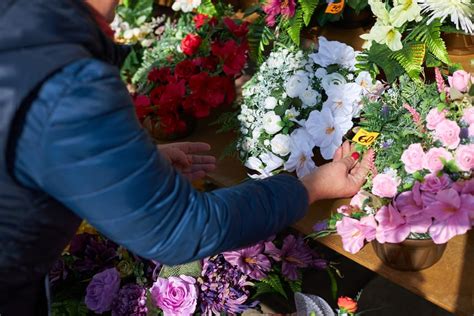 Ile kosztują znicze chryzantemy i stroiki na stoiskach przed cmentarz