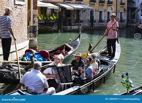 Los Gondoleros De Los Hombres Conducen Las Góndolas Con Los Turistas En