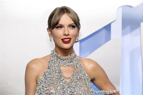 Taylor Swift Sparkles In Floating Crystal Eyeliner At The Mtv Vmas