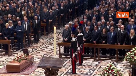 Le Note Del Silenzio Suonano Nel Duomo Di Milano Al Termine Dei