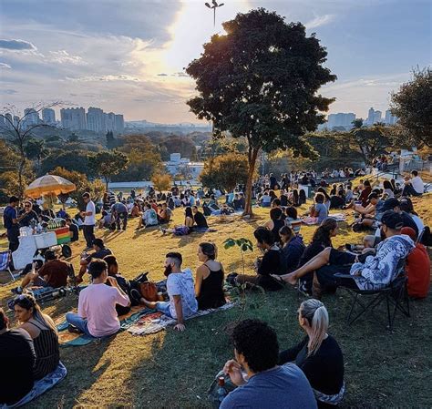 Praça Pôr Do Sol Com Crianças ótimo Passeio Ao Ar Livre