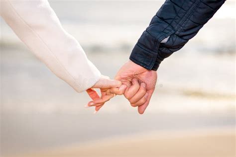 Jovem Casal De Mãos Dadas Ao Pôr Do Sol Na Praia Jovem Casal Romântico