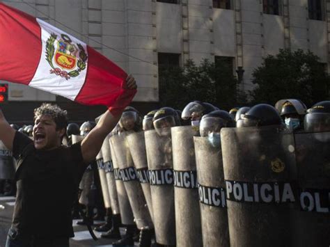 Unos 25 policías heridos en manifestaciones contra Castillo en Lima