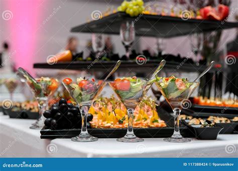 Tabela De Banquete De Abastecimento Belamente Decorada Canape