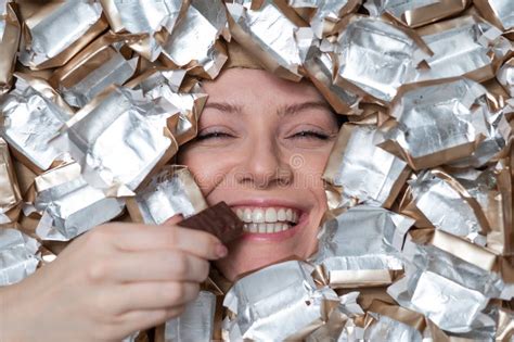 La Cara De Una Mujer Caucásica Rodeada De Envolturas De Caramelo La