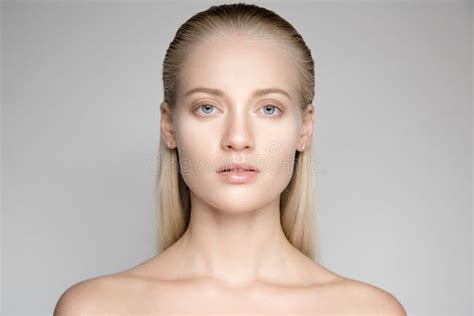 Schöne Junge Blonde Frau Mit Langem Slicked Haar Stockbild Bild von mädchen frisur