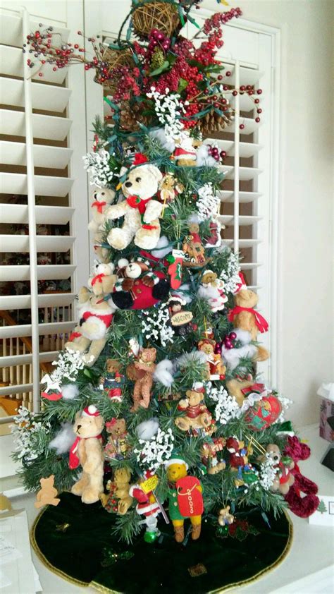 A Decorated Christmas Tree With Teddy Bears On It