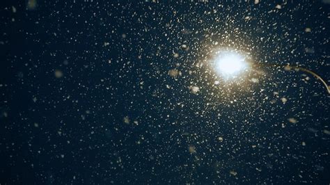 Los Copos De Nieve Caen Del Cielo Sobre El Fondo De Un Edificio