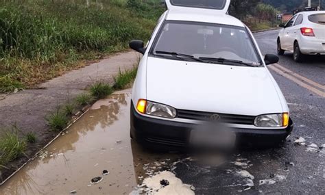 Carro Fica Preso Em Buraco Ap S Tubula O Romper No Bairro Fid Lis