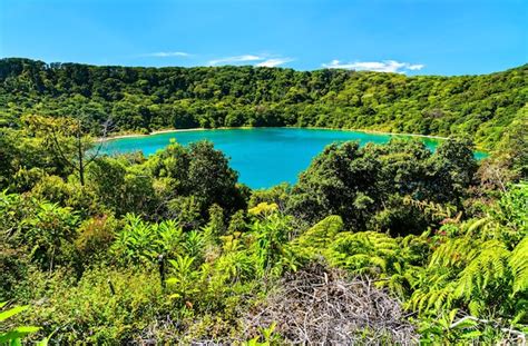 Lago botos uma cratera inativa dentro do parque nacional do vulcão poas