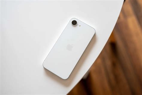 Что выбрать — Samsung Galaxy S25 FE или iPhone 16e? Сравнили самые