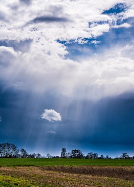 Asombrosas nubes Los rayos de luz pasan a través de una enorme nube en