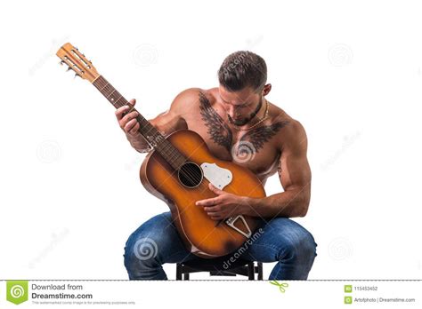 Homem Muscular Em Topless Que Joga A Guitarra Foto De Stock Imagem De