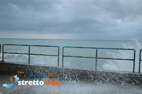 Maltempo Reggio Calabria Una Violenta Mareggiata Devasta Il Lungomare