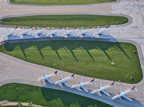 Aerial Photos Show Thousands of Grounded Airplanes | Moss and Fog