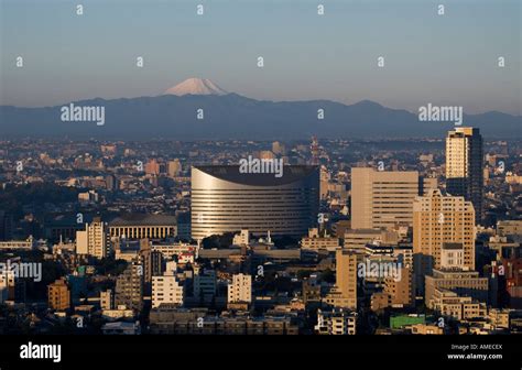 Mount Fuji and Tokyo skyline Stock Photo - Alamy