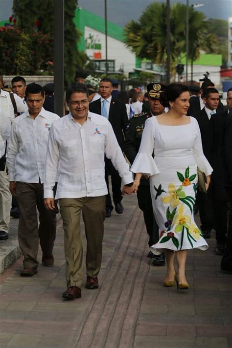 La Primera Dama De Honduras Ana Garc A De Hern Ndez Y Su Traje Artesanal