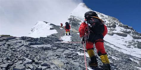 Everest Gets an Altitude Adjustment: Nepal and China Agree on Height - WSJ