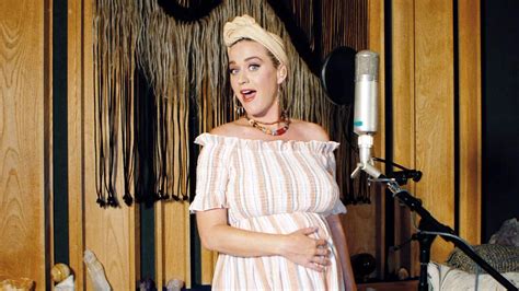 Katy Perry Shared An Ultrasound Of Her Daughter Giving The Middle Finger 97 1 Zht