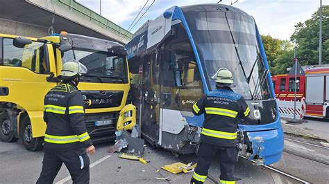 Unfall Im Kreuzungsbereich Zusammensto Von Lkw Und Tram Bahnblogstelle