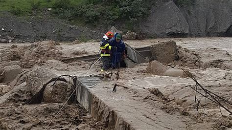 video barbat surprins de viitura  prahova  podet   surpat