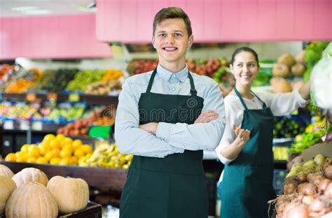 Vendedores Positivos Que Ofrecen El Buen Precio Para Las Frutas Imagen